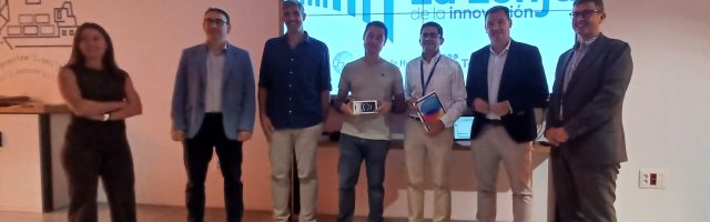 Ganadores del Concurso de Ideas de la Autoridad Portuaria de Huelva posan junto a sus premios.