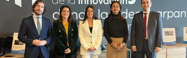 Rocío Díaz, directora de La Lonja de la Innovación, posa junto a las autoridades presentes en el Demo Day.