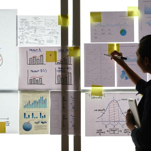 Mujer empresaria trabajando en su estrategia high-ticket
