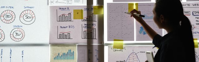 Mujer empresaria trabajando en su estrategia high-ticket