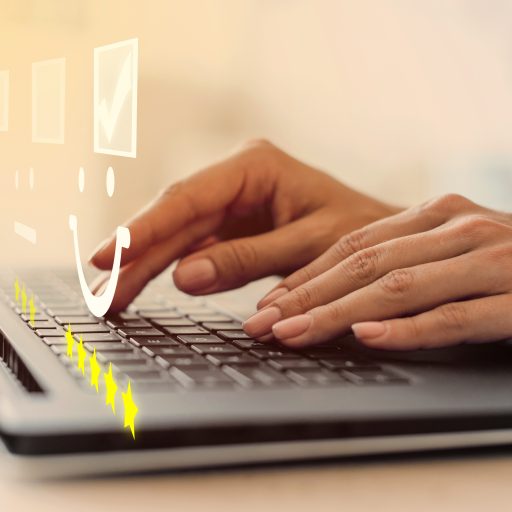 Cliente feliz escribe reseña positiva de una empresa como parte de su programa de referidos.